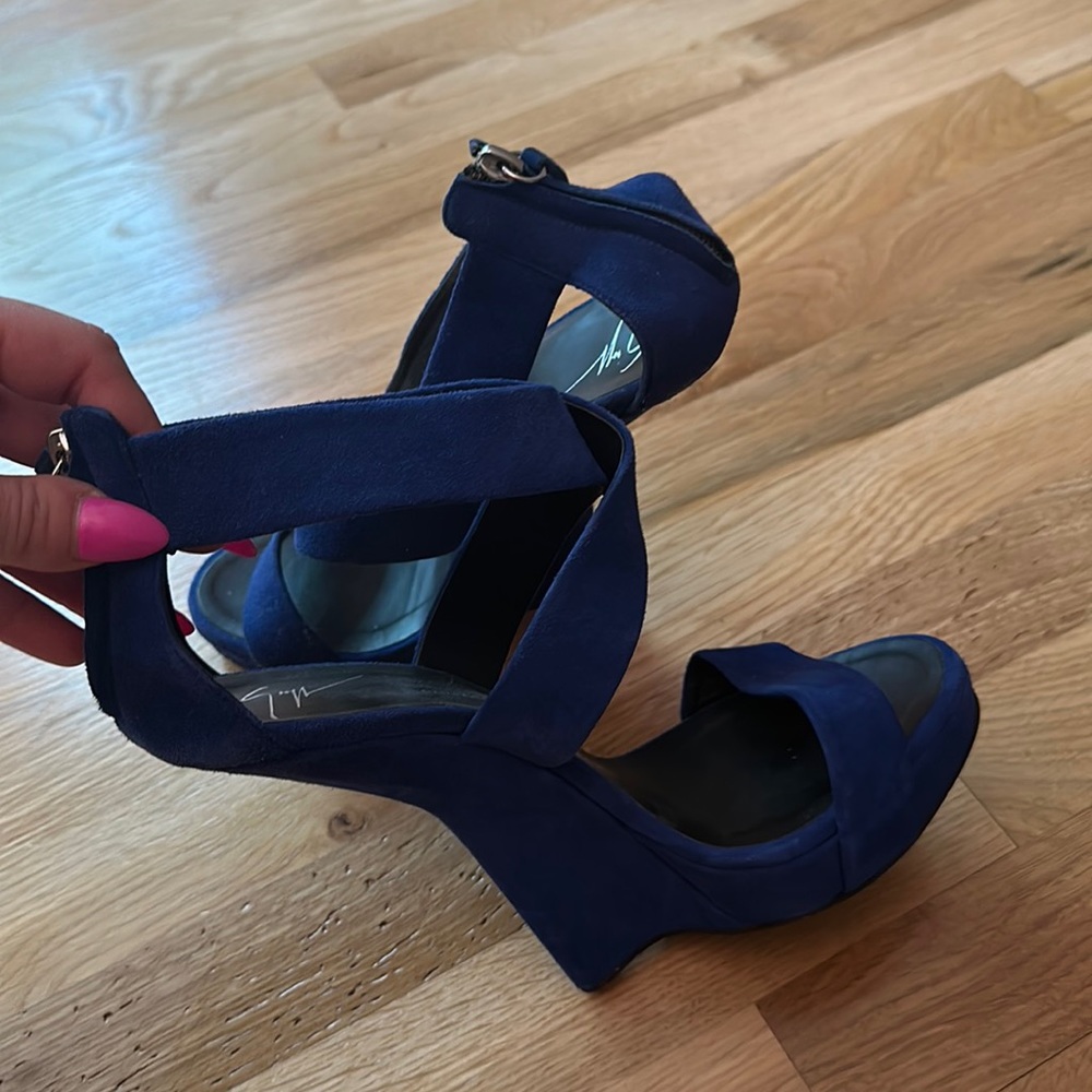 Giuseppe shoes - beautiful blue - good condition.